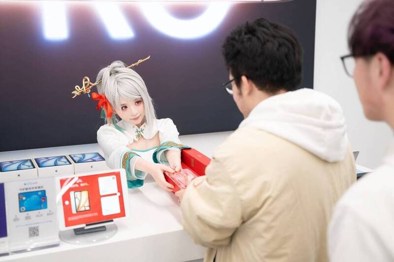 野生赛丽亚在杭州门店演唱《千年等一回》