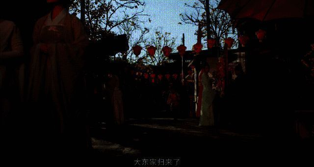 图片2.png 商队穿过市井街巷百姓驻足画面