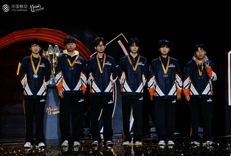 比赛现场战队激烈对决画面