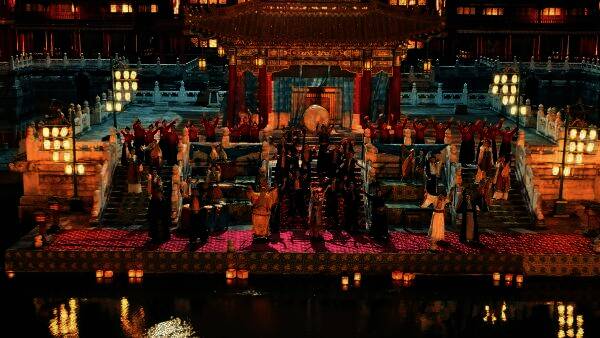 王元姬与打铁花共舞画面