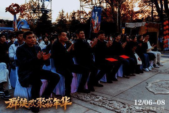 现场领导与嘉宾共赏舞台表演图