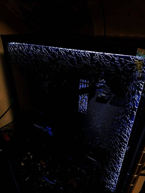 电脑机箱爆炸后的狼藉现场