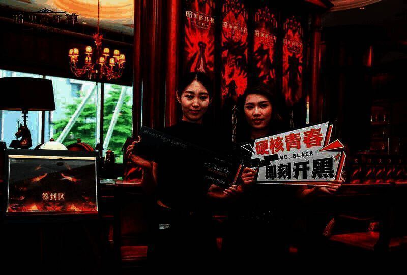 玩家们在调研会结束后不舍离开交流场景