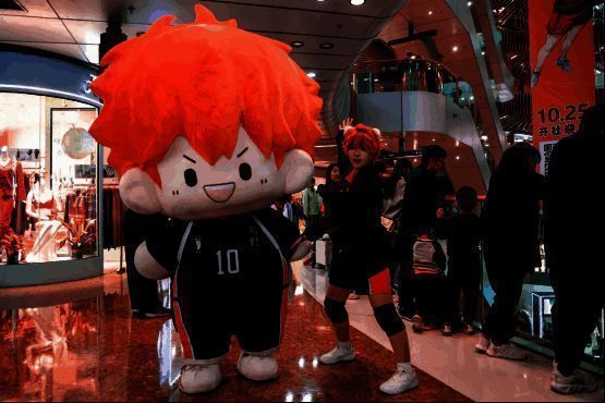 研磨人偶吸引众人目光