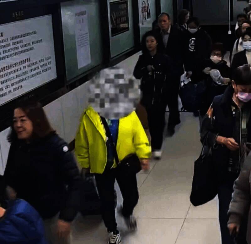 罗湖海关关员检查女性旅客场景