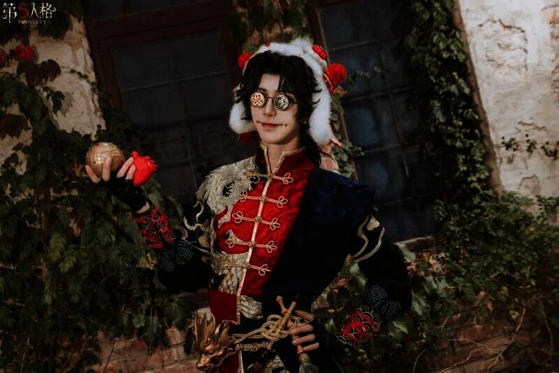 COSER扮演杂技演员形象