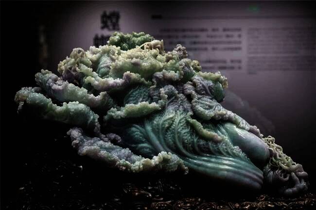 精美的扬州玉雕《螳螂白菜》