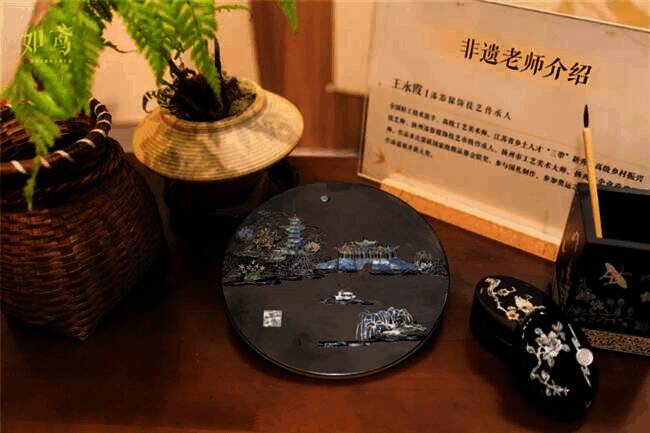 漆器上描绘的扬州瘦西湖美景