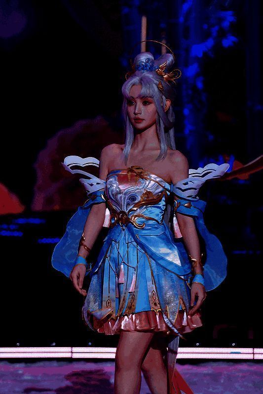 田曦薇演绎国风皮肤