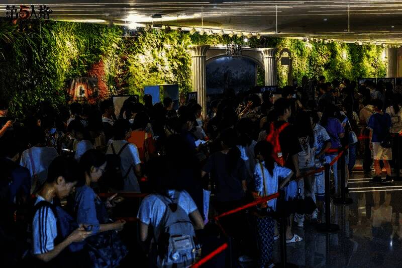 活动现场热闹场景图片