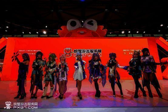 螃蟹账号展台上的Coser表演