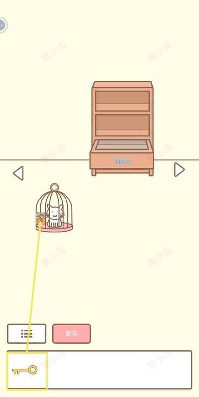 用钥匙打开猫笼的画面