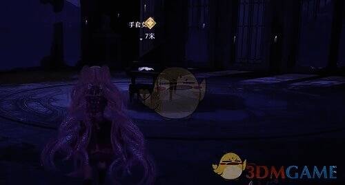 夜晚高塔与手套女士对话场景图