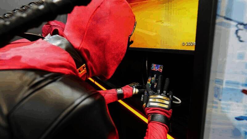 Coser与玩家在《漫威终极逆转》牌桌旁互动画面