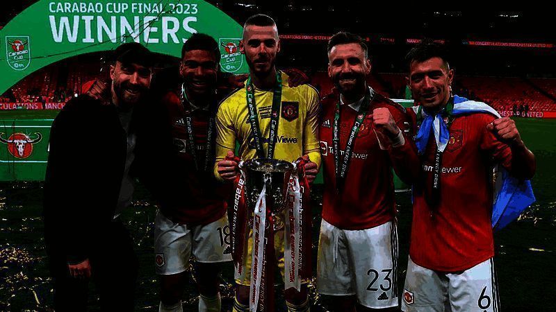 埃里克森与曼联队友捧杯图