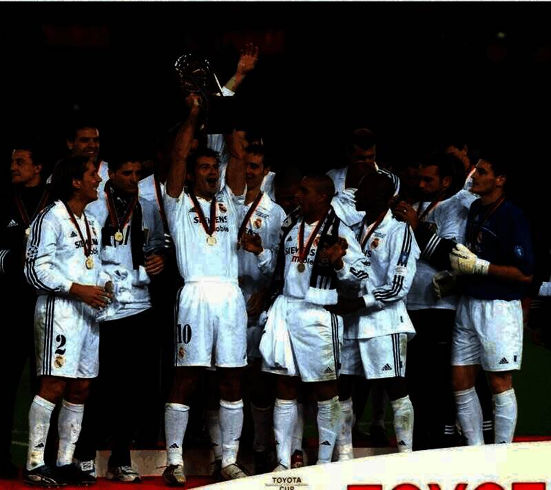 菲戈捧起荣誉奖杯