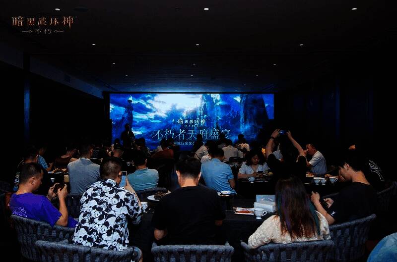 聚会现场热闹场景