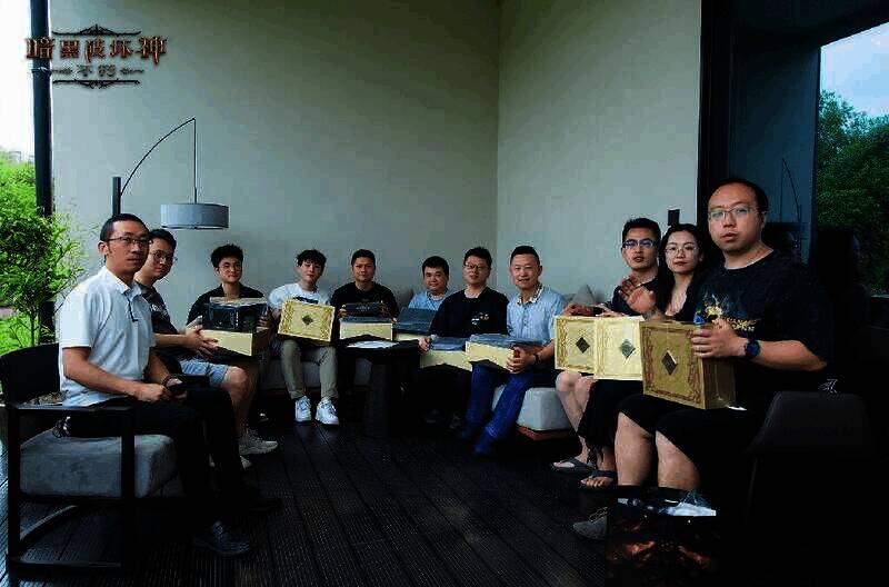 玩家在大巴车上交流