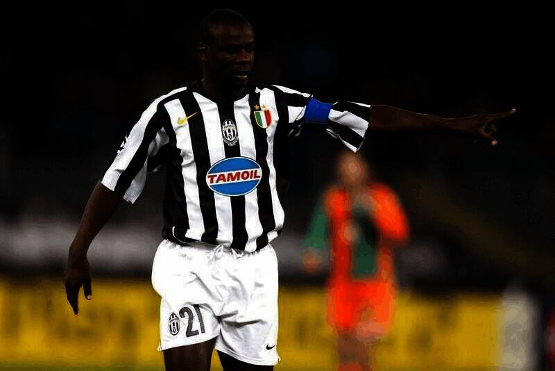 图拉姆捧起奖杯的瞬间