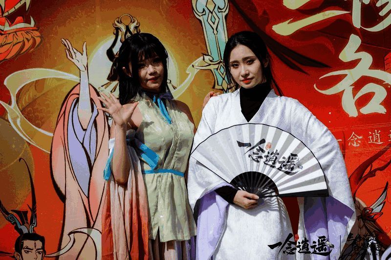 仙友们换装与coser合影画面