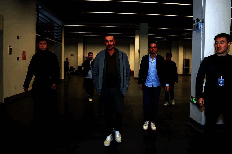 古利特在会场与球迷合影签名