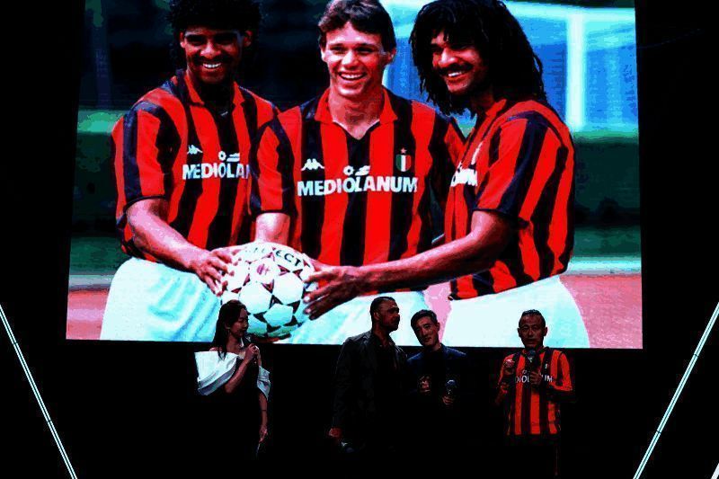 大屏幕展示荷兰三剑客照片,古利特激动