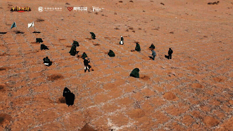 开发组和玩家在腾格里沙漠参观场景图3