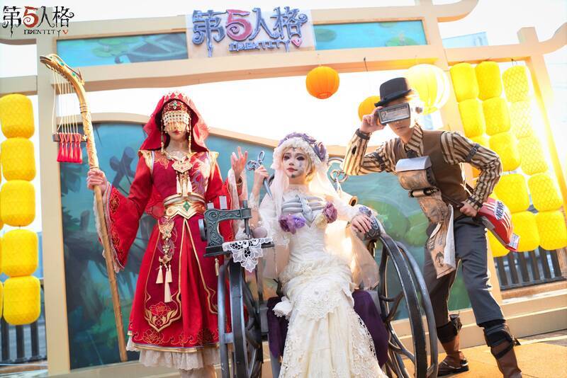 庄园人气角色COSER与访客互动画面