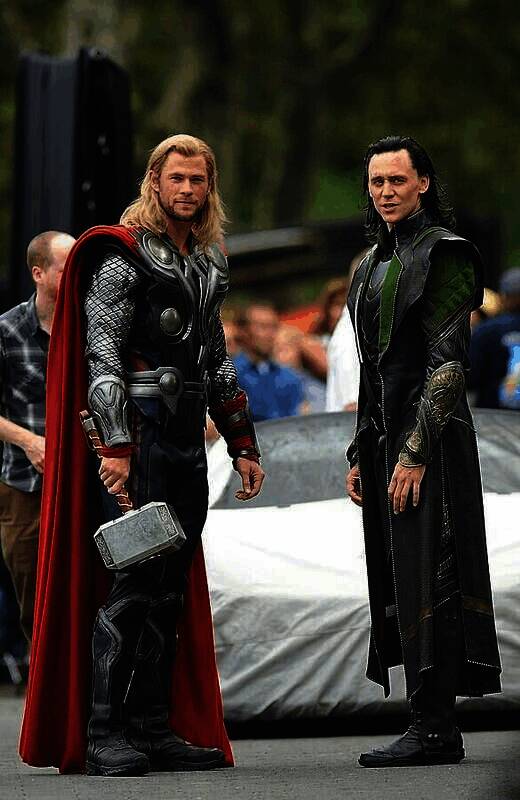 洛基和托尔在《复联5》的相关画面
