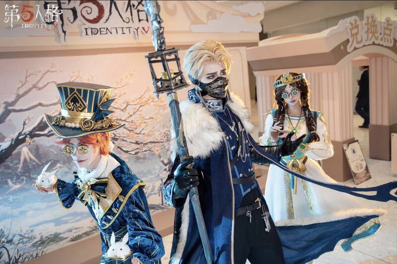 《第五人格》小寒线下活动中COSER扮演的庄园角色