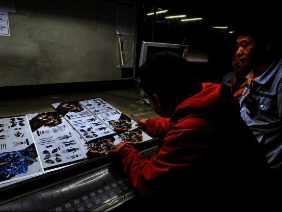 工作人员对画册进行现场校色