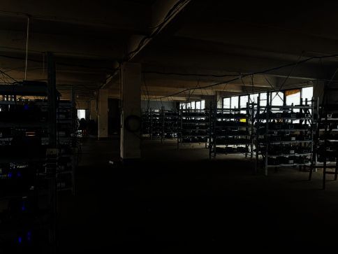 警方查获千余台用于批量注册游戏账号的设备