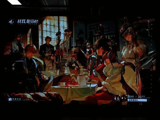 广州地铁站内《战双帕弥什》主题海报画面