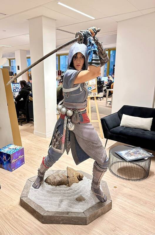 《刺客信条:影》弥助和奈绪江的雕像2