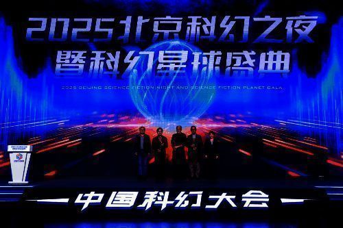 儒意景秀副总经理兼发行负责人陈超上台领奖图片