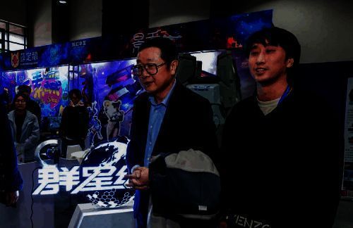 科幻作家刘慈欣亲临《群星纪元》展位图片