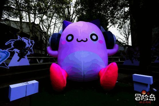 粉色小怪物气模和水墨风橙黄色蘑菇形象