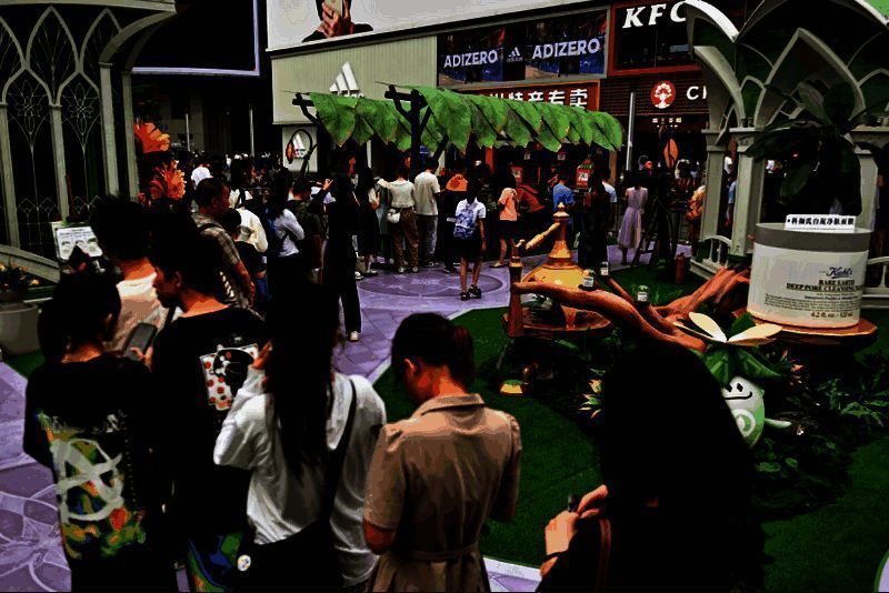 快闪店内排队做公益的玩家