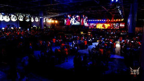 2018年‘千人面杀大赛’上,身着‘制服’的裁判们在赛场的画面