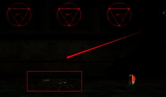 地面上有银色台子的画面