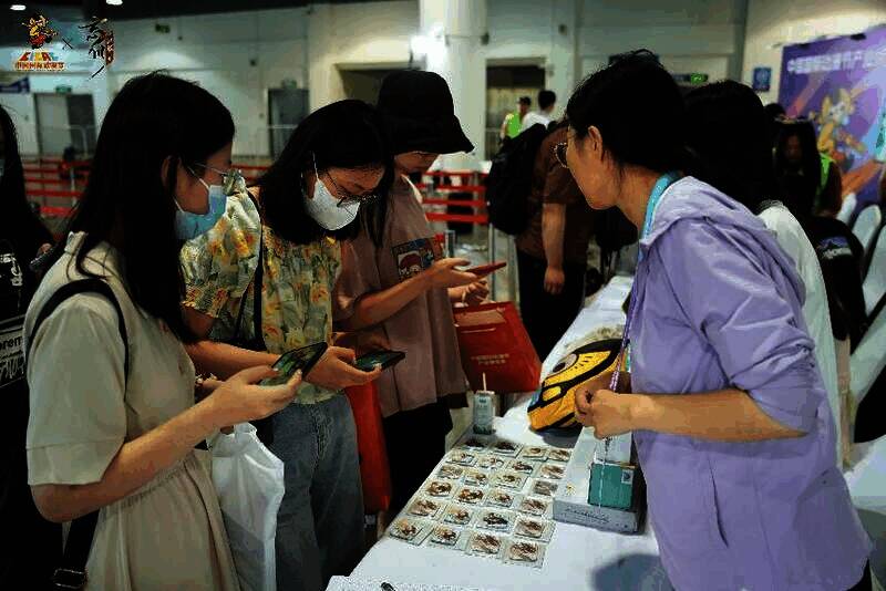 使君在展台前参与活动