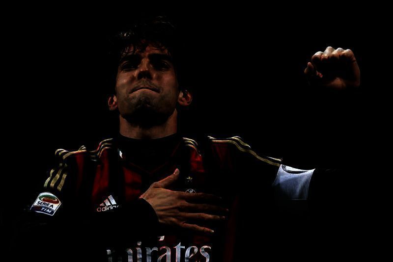 卡卡进球后凝视天空照片