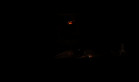 游戏中房间内杂物堆及收集物的场景图