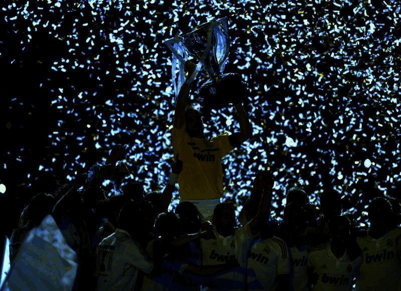 卡西利亚斯手持奖杯图片