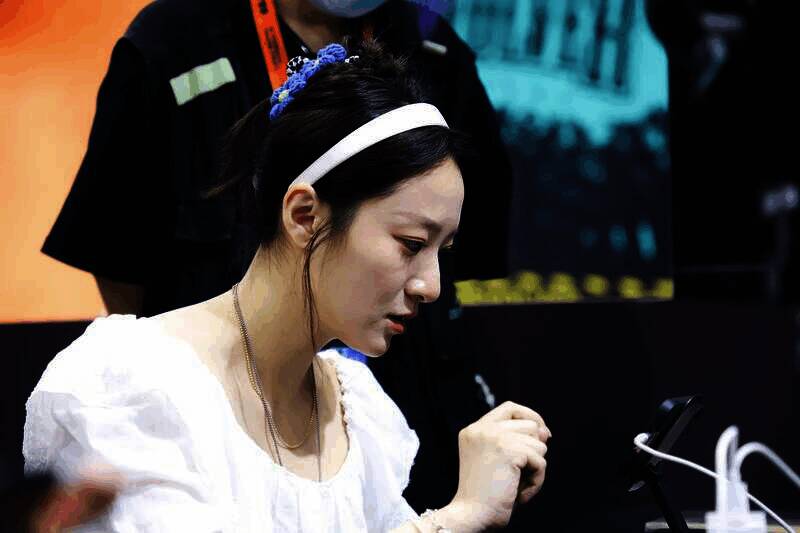 张琦老师在《铃兰之剑》展台与玩家交流