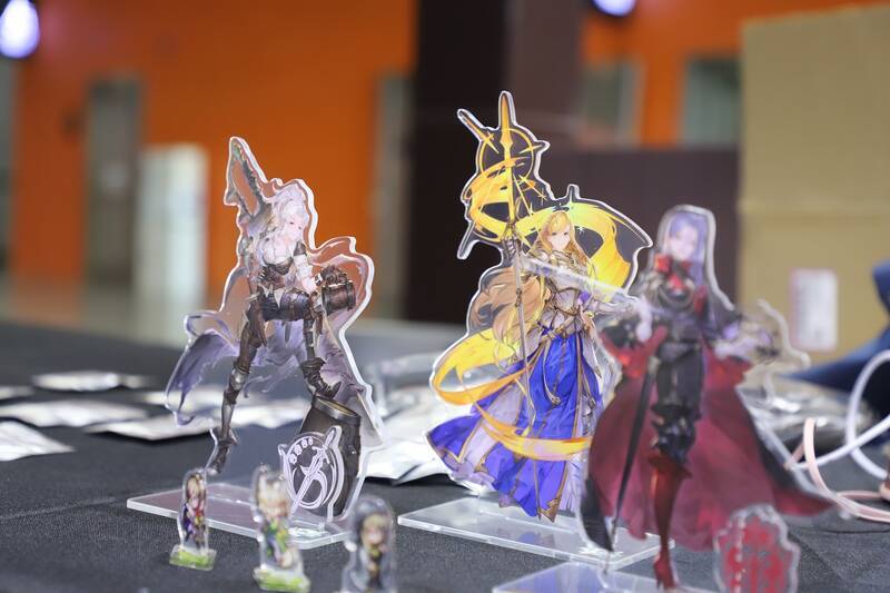 玩家在《铃兰之剑》展台试玩游戏