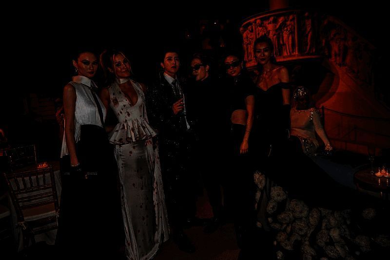 met gala现场黑白配色时尚造型