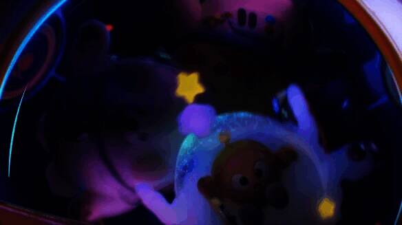 飞船穿梭陨石带，蛋仔们在船舱内混乱的画面