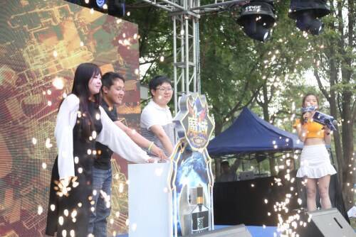 共同按下按钮点亮成都照片