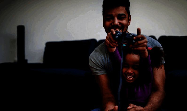 美国父母与孩子玩游戏的相关图片